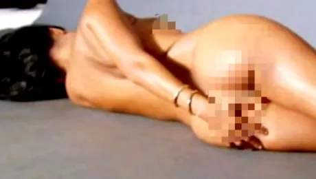 O vedetă, goală puşcă la TV! Imagini din culise VIDEO