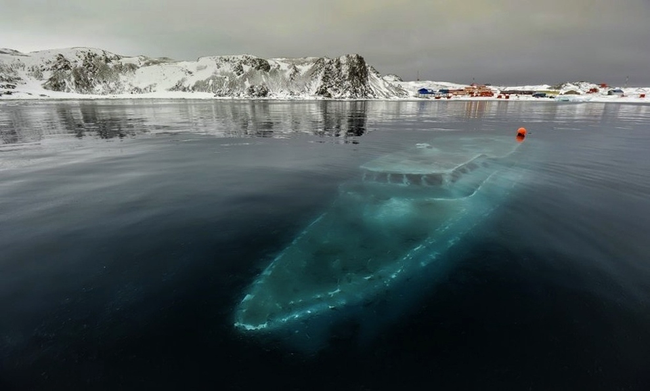 Iaht scufundat în Antarctica