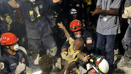 Viata si moarte, dupa cutremurul din Haiti! (Poze)