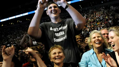 Cel mai înalt bărbat din SUA are nevoie de… pantofi