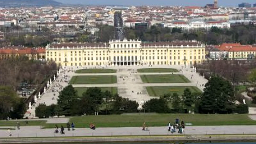 Palatul Schonbrunn din Viena, renovat pentru prima data in 100 de ani