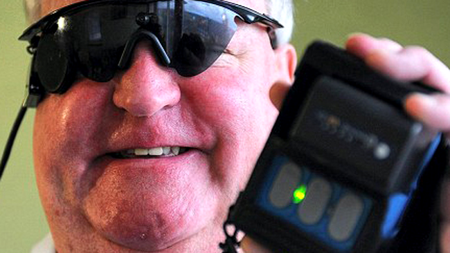 Peter Lane este fericit ca vede, chiar daca partial, cu un ochi bionic