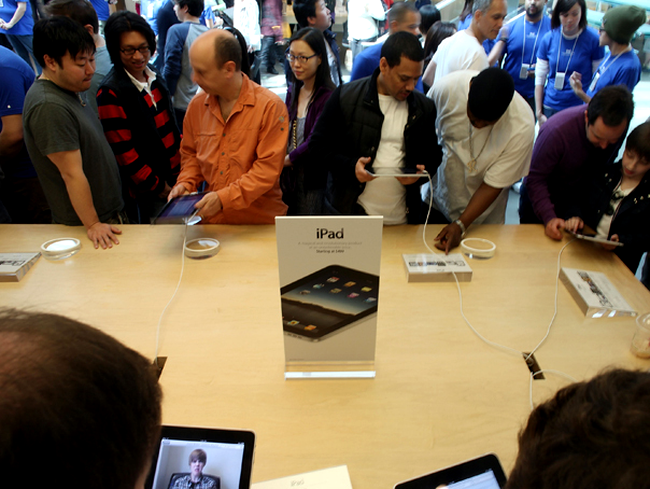 In prima zi de la lansare, Apple a vandut peste 300.000 de iPad-uri!
