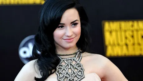 Demi Lovato sparge topurile cu “Skyscraper”