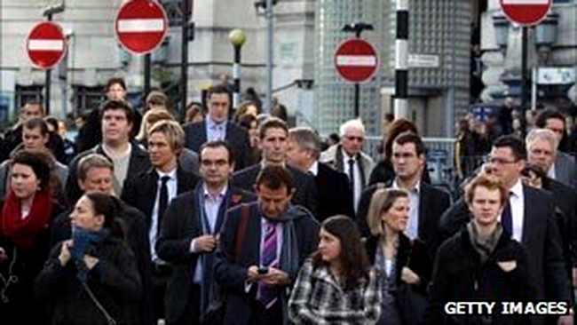 Un grup de oameni te poate conduce la statia unui mijloc de transport in comun