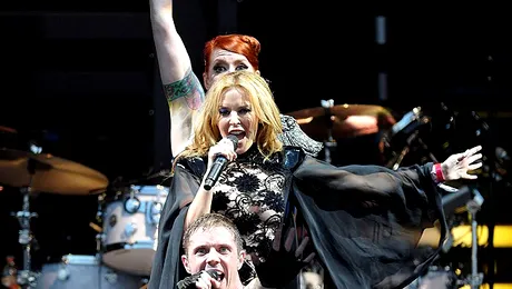 Kylie Minogue a sarutat-o pe Ana Matronic de la Scissor Sisters (Video)