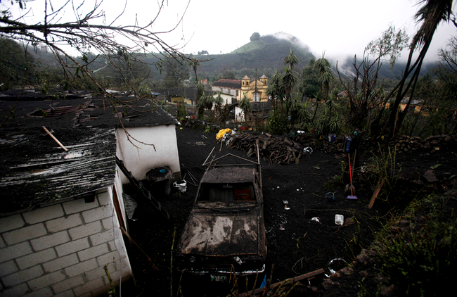 Gospodarie acoperita de cenusa in Guatemala