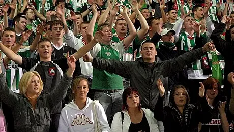 Englezii reintroduc locurile in picioare pe stadioane