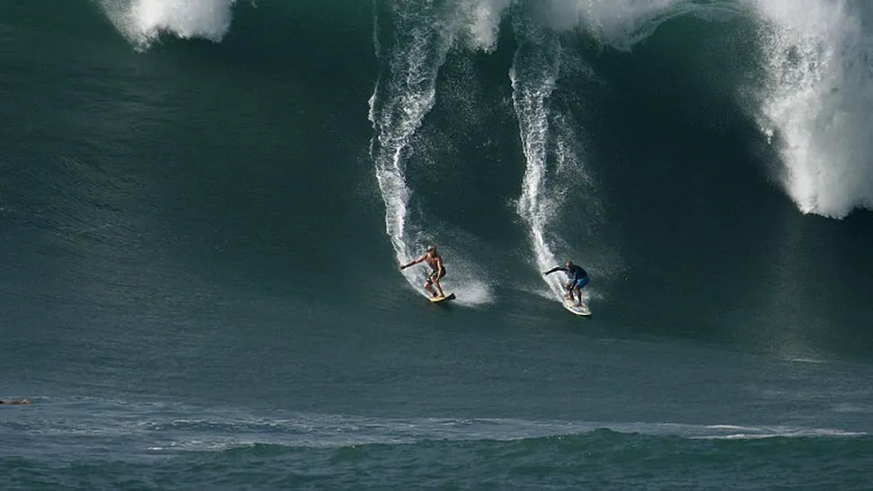 Valuri de 15 metri in Hawaii pentru iubitorii de surfing