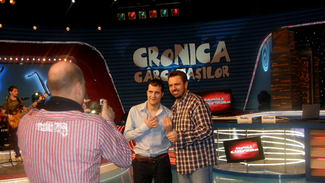 Serban Huidu si Horia Brenciu, in prim-plan. Cel care ii fotografiaza este Vlad Huidu, fratele lui Serban