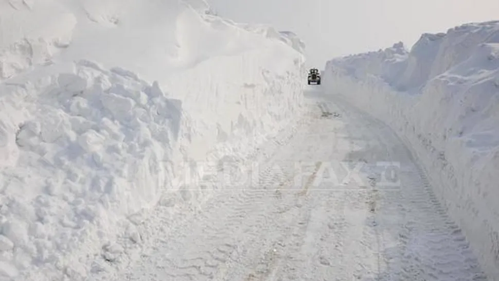 Drumuri închise în vestul țării de codul galben de ninsori