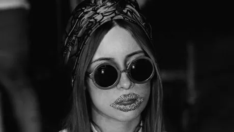 Iulia Albu, aparitie horror! Ce tine in brate vedeta?