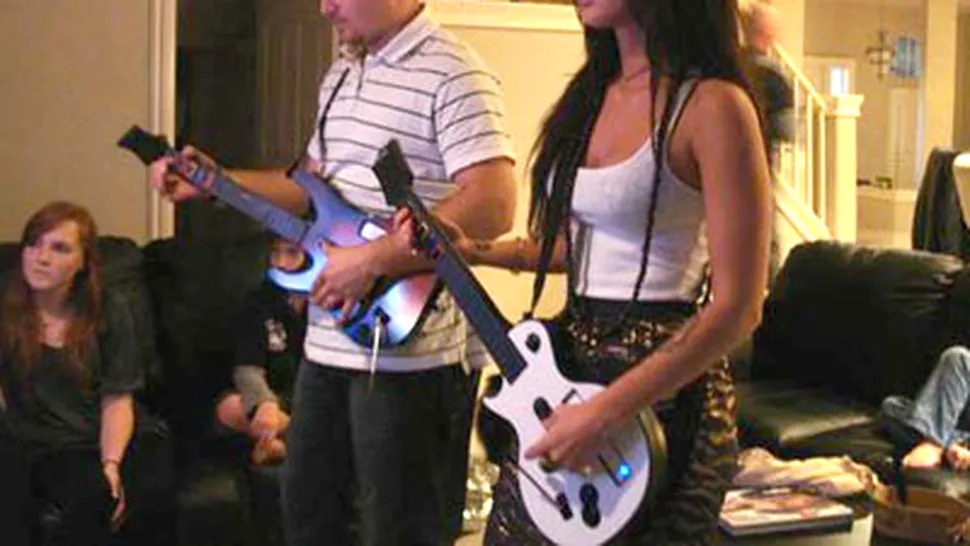 Megan Fox este fan Guitar Hero (Poze)