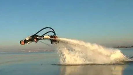 Flyboard, un nou sport de apa ce iti permite sa inoti ca un delfin (Video)