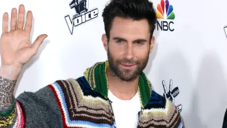 Adam Levine, de la Maroon 5, face senzaţie cu tatuajul de pe spate!