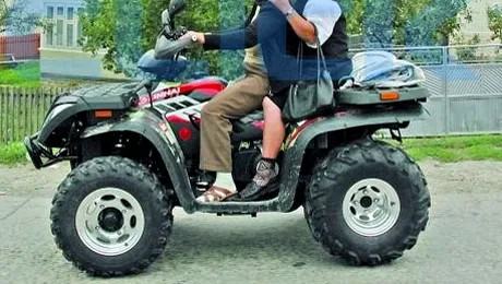 Atentie! Trece bunica pe ATV!