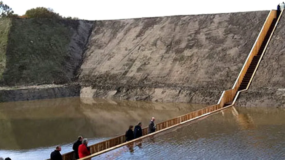Un pod scufundat separa apa fara ajutorul unui miracol biblic