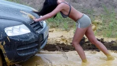 Ce faci cand si femeia si masina raman in pana? (FOTO)