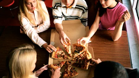 Obezii mananca mai mult, cand iau masa impreuna