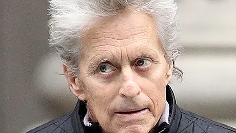 Michael Douglas, slabit si palid din cauza chimioterapiei