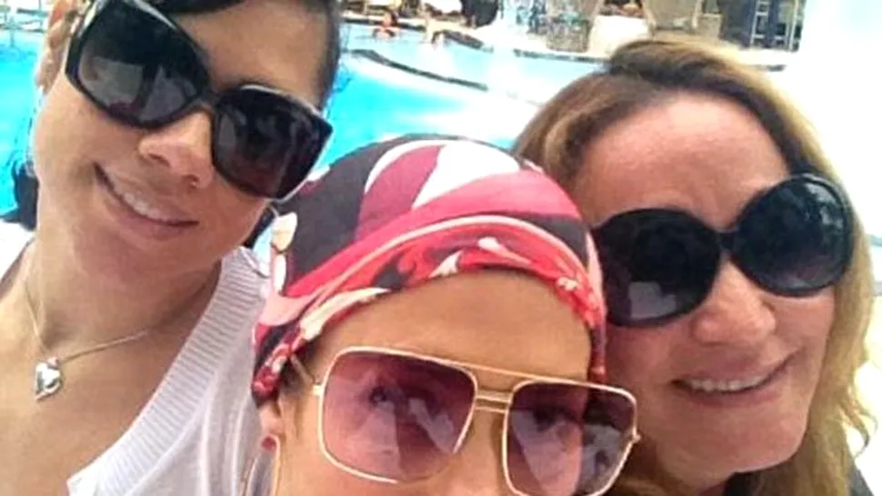 Jennifer Lopez, vacanță cu gemenii la Miami (Poze)