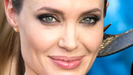 Adevărul despre buzele Angelinei Jolie. Cum arăta vedeta înainte să devină celebră!