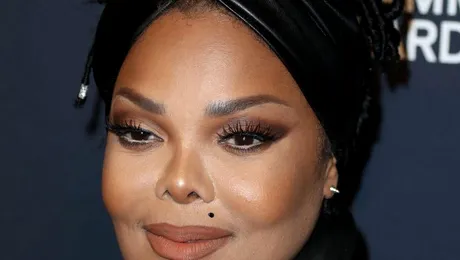 Janet Jackson își vinde rochia de mireasă și costumul futurist din clipul “Scream”, pe lângă alte 1.000 de accesorii