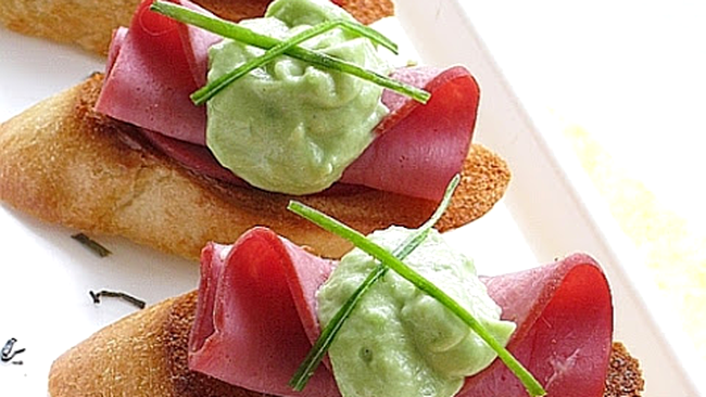 bruschete cu pastrama si avocado