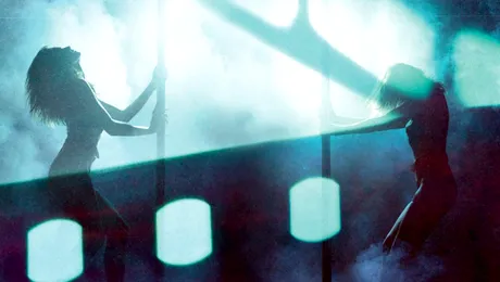 Heidi Klum, cu sânii goi, face striptease într-un videoclip (Video)