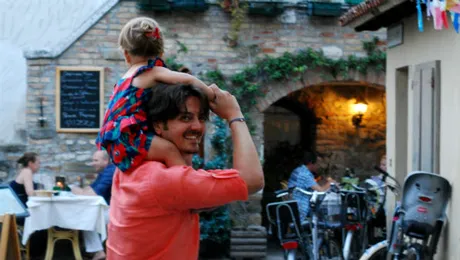 Mihai Petre s-a întors din vacanţă (POZE)