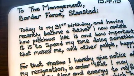 Un bărbat și-a scris demisia pe un tort