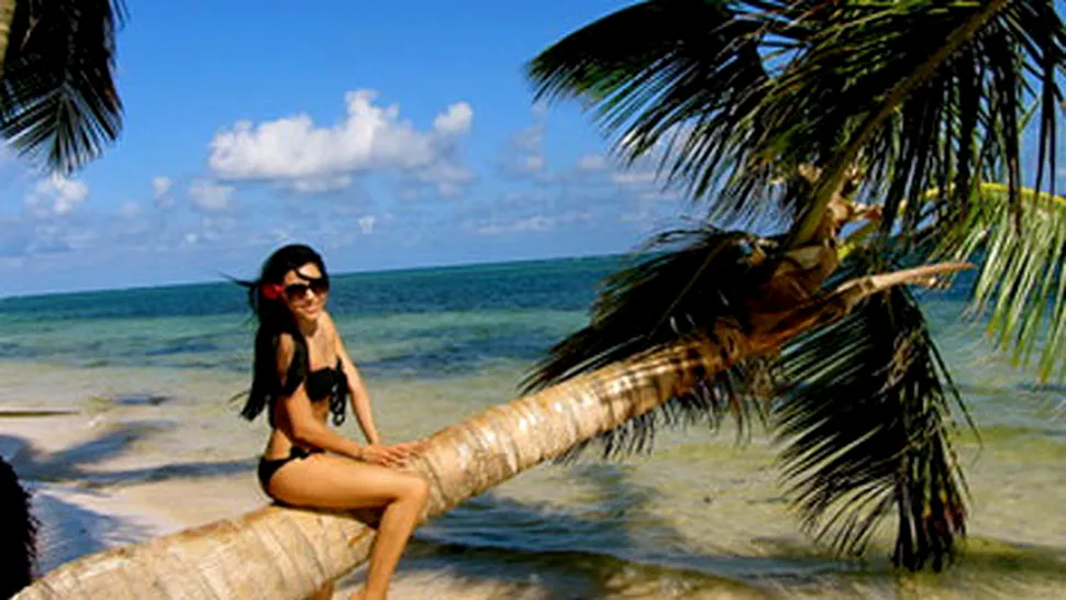 Corina Caragea în costum de baie, pe o plajă exotică (Poze)