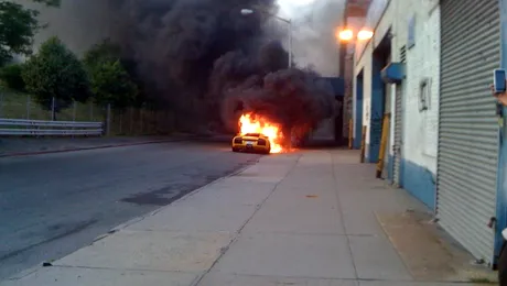 Francezii au folosit, de Revelion, automobile pe post de artificii
