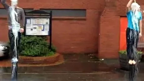 MILKING este noul planking! A apărut moda dușurilor cu lapte în public