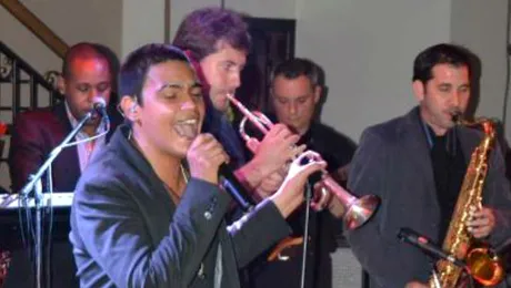 Alejandro şi-a tras band şi cântă pe 2.700 de euro