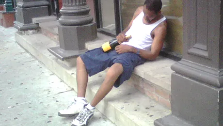 Prins conducând matol… un scaun cu rotile furat