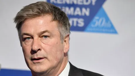 Incidentul Alec Baldwin: Apelurile pentru interzicerea armelor de foc pe platouri s-au înmulțit