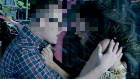 Un cântăreţ de la noi şi-a rupt în bătaie iubita! A lovit-o cu pumnii, scrumiera şi o shaorma