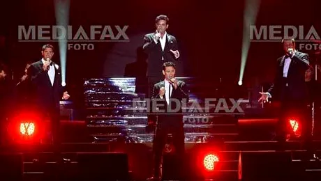 Leonard Cohen, inconfundabil. Il Divo au oferit surprize muzicale