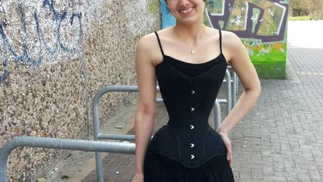 De 3 ani poartă zilnic un corset pentru a-și micșora talia