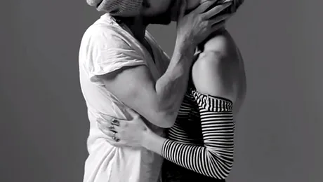 Viral First Kiss – primul sărut între două persoane care nu se cunosc (Video)
