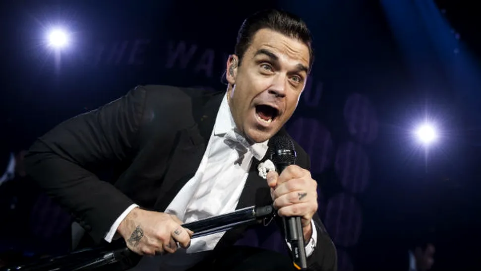 Concert PERICULOS cu Robbie Williams! Artistul  i-a rupt mâna unei fane (VIDEO)
