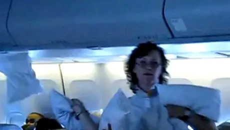 Bataie cu perne intre pasagerii unui avion, in timpul zborului (Video)