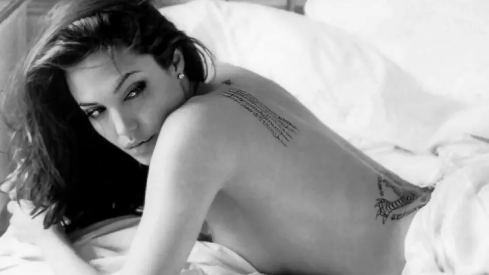 Angelina Jolie pozeaza provocator cu David Beckham