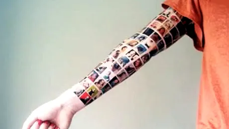 Si-a tatuat prietenii de pe Facebook pe mana