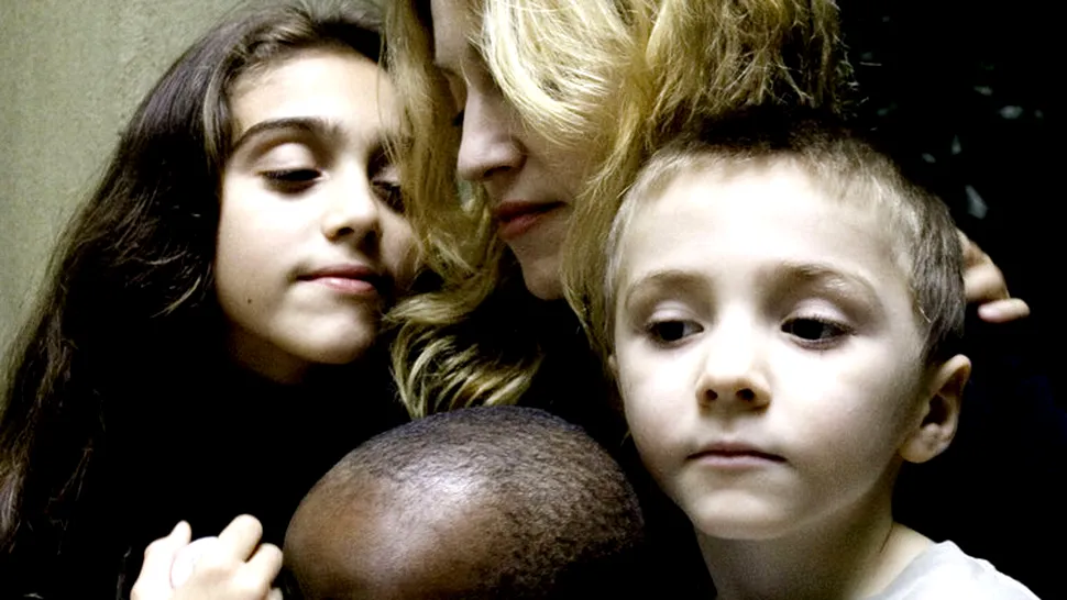 Madonna o duce pe Mercy, fetita adoptata, inapoi in Malawi