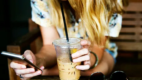 Selfie-uri sau fotografii cu mâncare: ce îţi face prietenii mai fericiţi în reţelele sociale?