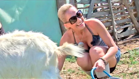 Aventura continuă la Serviţi, vă rog!