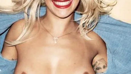 O cântăreaţă celebră şi-a dezvăluit nurii! Foto de senzaţie