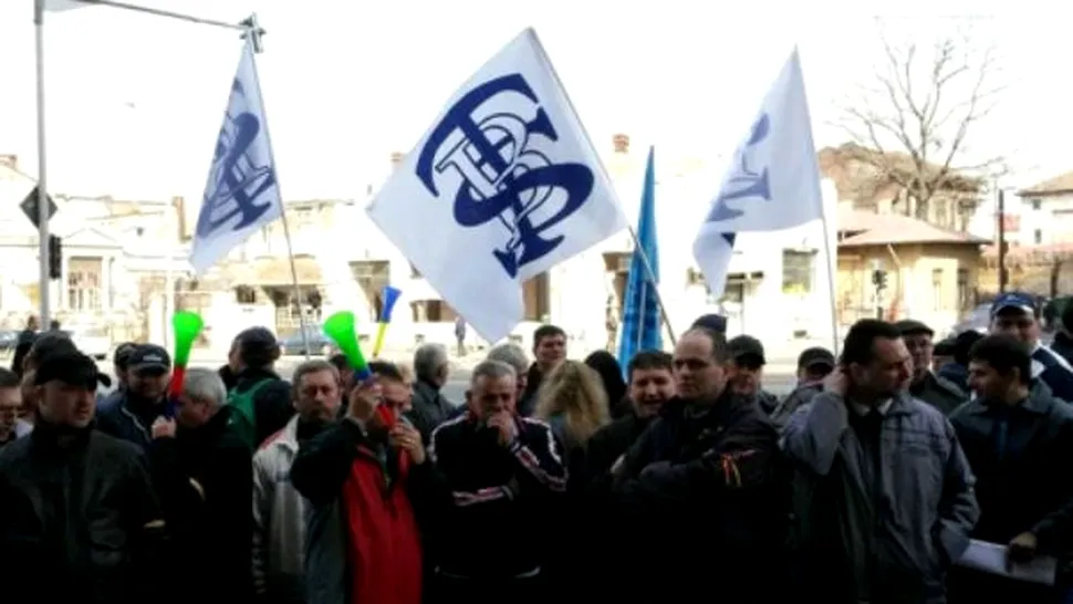 500 de salariați RATB au protestat, astăzi, în fața instituției